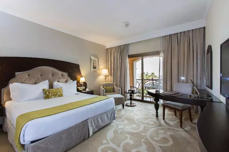 キングサイズベッドのデラックスルーム, Crowne Plaza Riyadh Al Waha, An Ihg