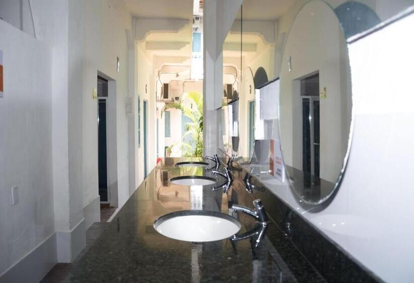 共用房间的床, Media Luna Hostel