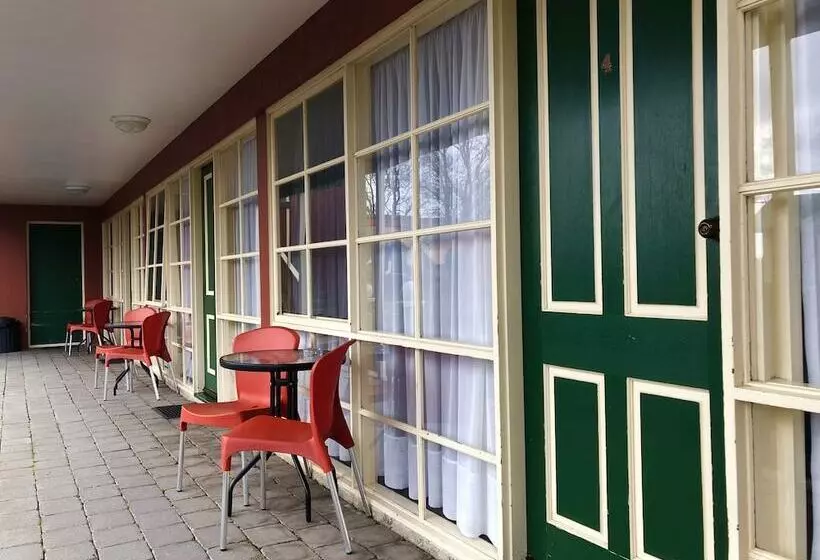 Camera Standard, Sheffield Motor Inn