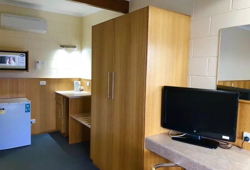 Camera Standard, Sheffield Motor Inn