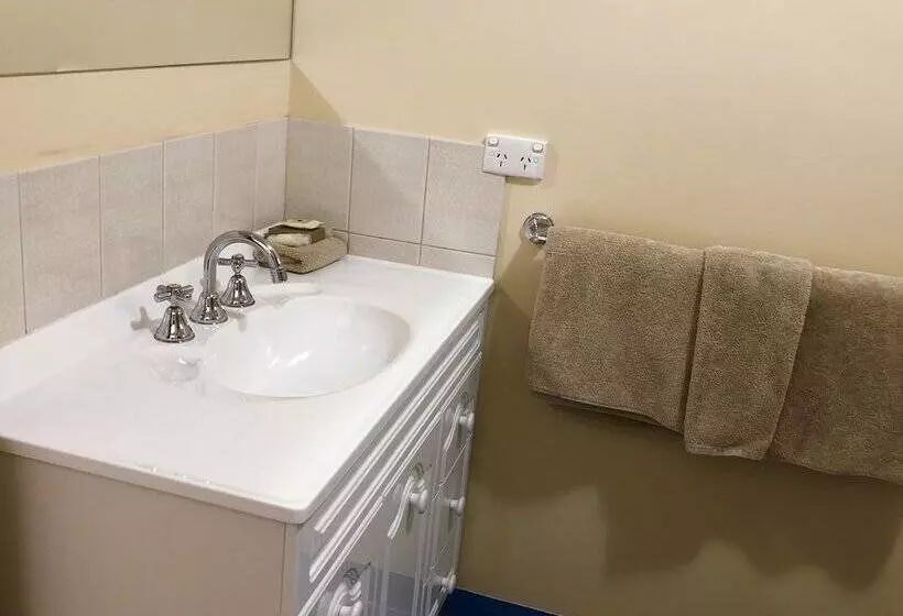 Camera Standard, Sheffield Motor Inn