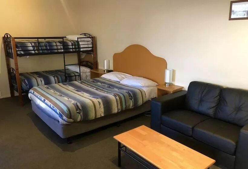 Camera Familiare, Sheffield Motor Inn