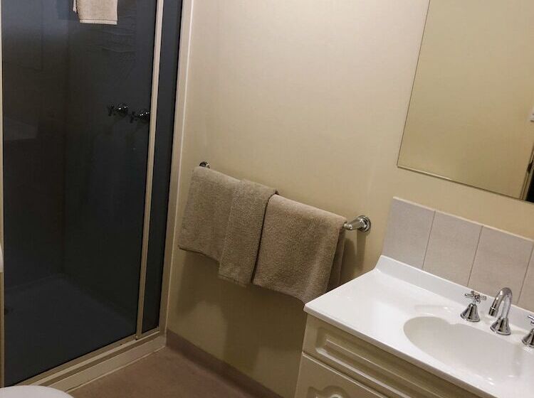 패밀리 룸, Sheffield Motor Inn
