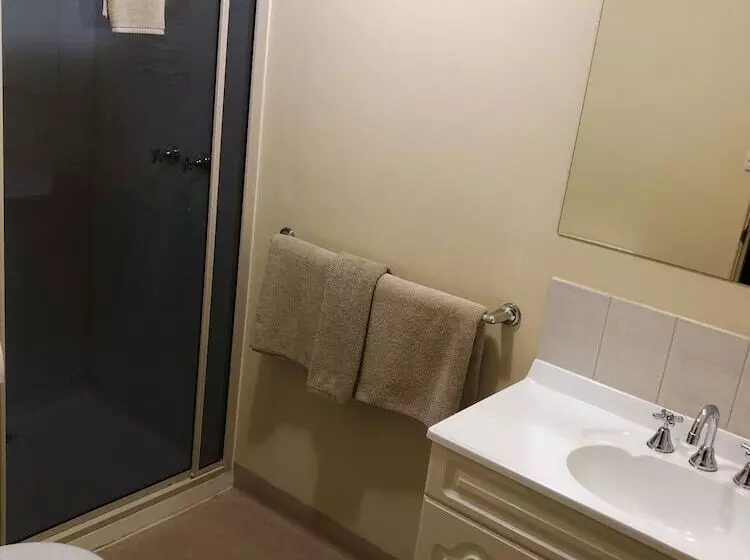 Camera Familiare, Sheffield Motor Inn