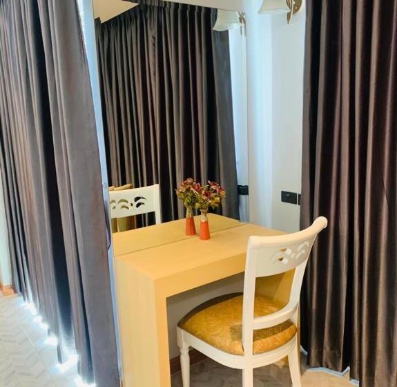 高级大房间, The Airport Greenery