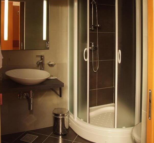 חדר קלאסי, Vila Emei