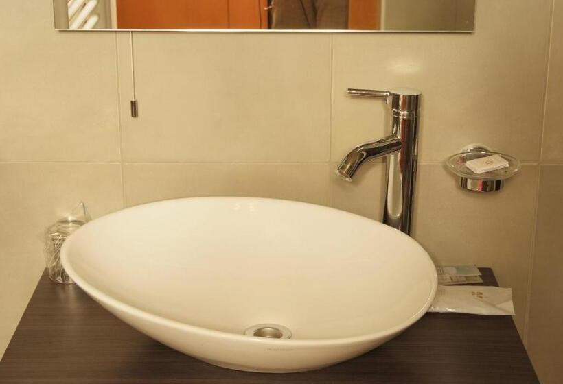 חדר בסיסי, Vila Emei