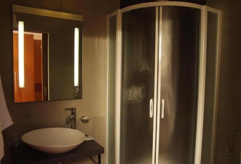 חדר בסיסי, Vila Emei