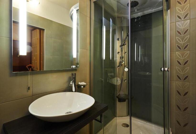 חדר משפחתי, Vila Emei