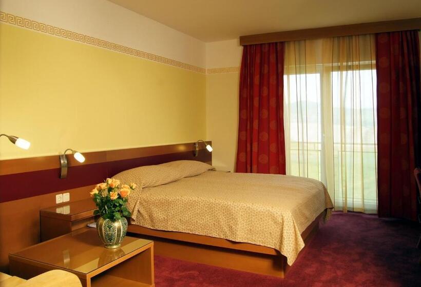 חדר משפחתי, Vila Emei