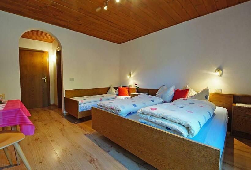 חדר סטנדרט לשלושה, Lüch Da Spescia