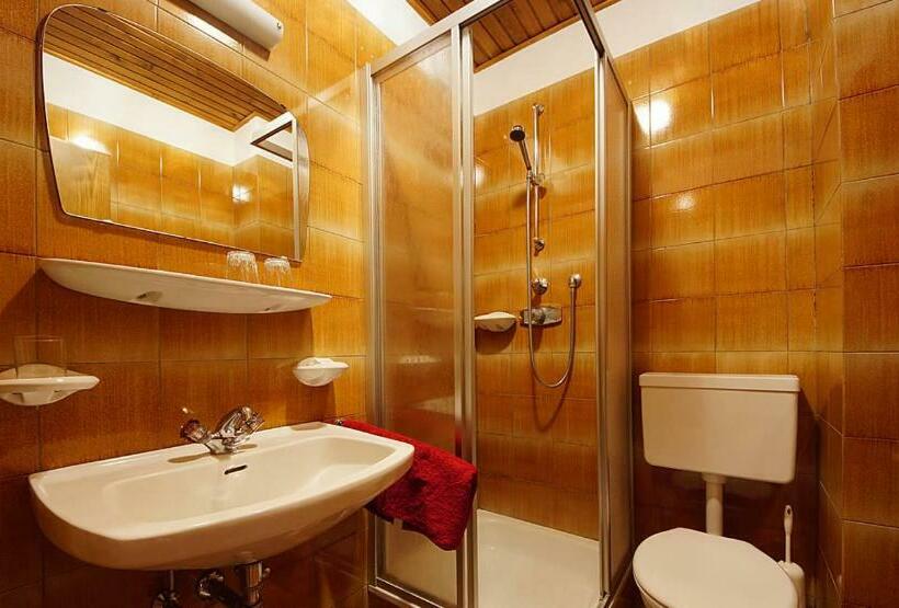 חדר סטנדרט לשלושה, Lüch Da Spescia