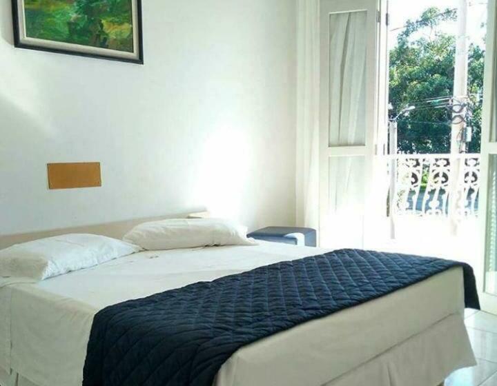 חדר בסיסי לשלושה, Muralha