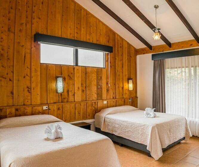 اتاق استاندارد سه نفره, De Montana Suria