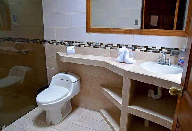 اتاق استاندارد سه نفره, De Montana Suria