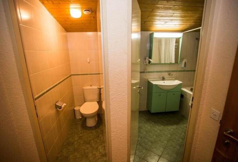 חדר בסיסי, Des Masques