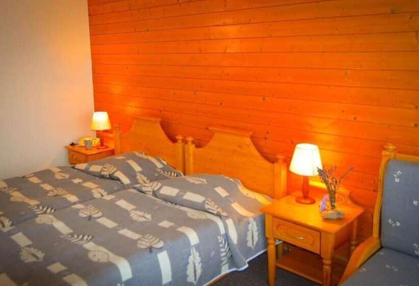 חדר בסיסי, Des Masques