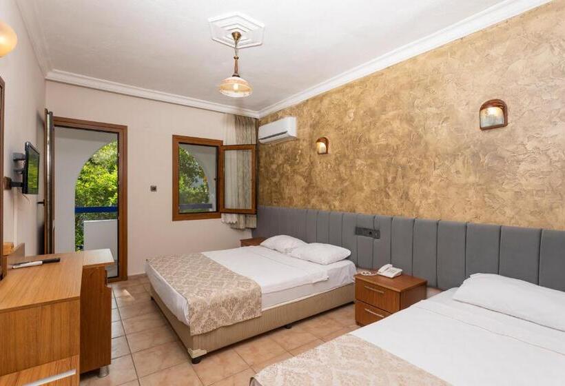 غرفة قياسية ثلاثية, Gumbet Anil Beach