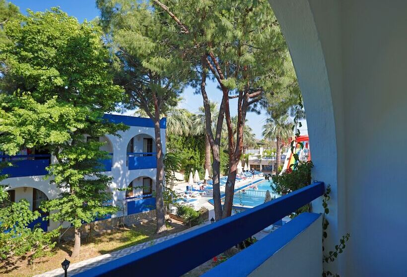 غرفة قياسية ثلاثية, Gumbet Anil Beach