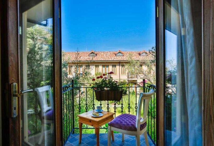 اتاق اساندارد با چشم‌انداز جانبی به دریا, Palace Hotel Olive Odore