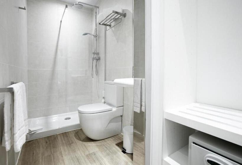 Трехместный Номер Стандарт с Балконом, Som Nit Born