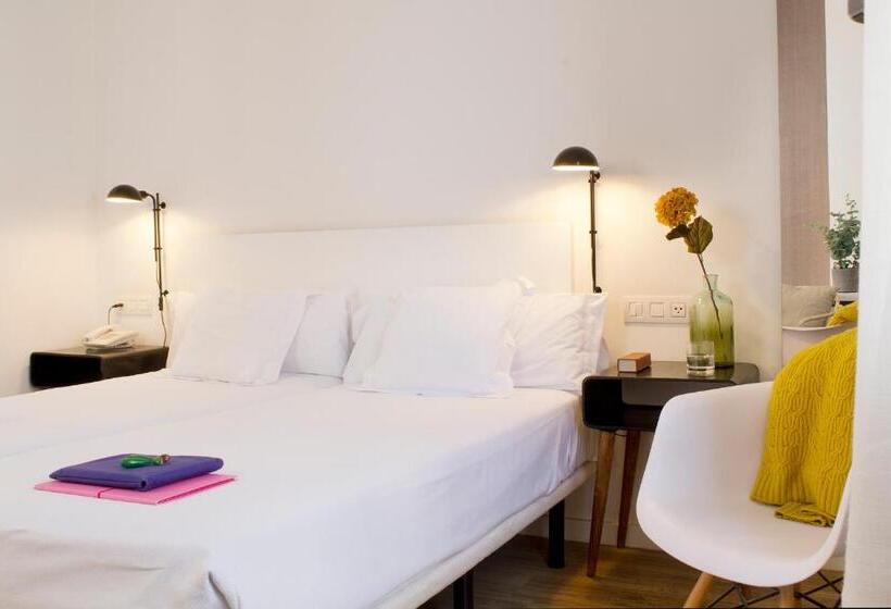 Семейный Номер, Som Nit Born