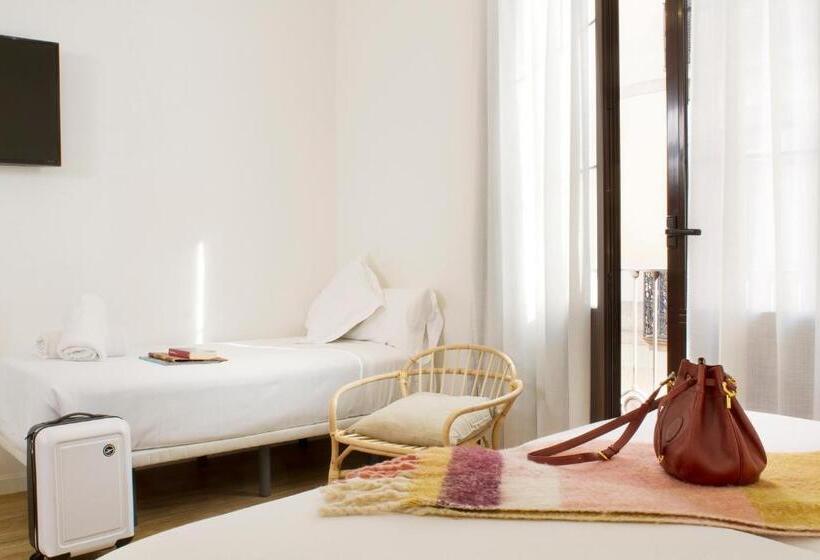 Семейный Номер, Som Nit Born