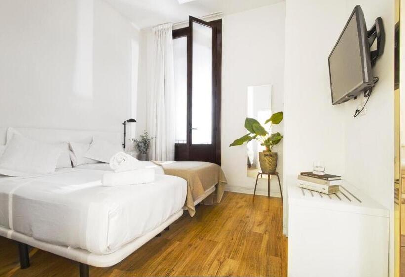 Номер Стандарт, Som Nit Born