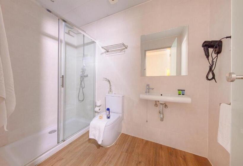 Трехместный Номер Стандарт с Балконом, Som Nit Born