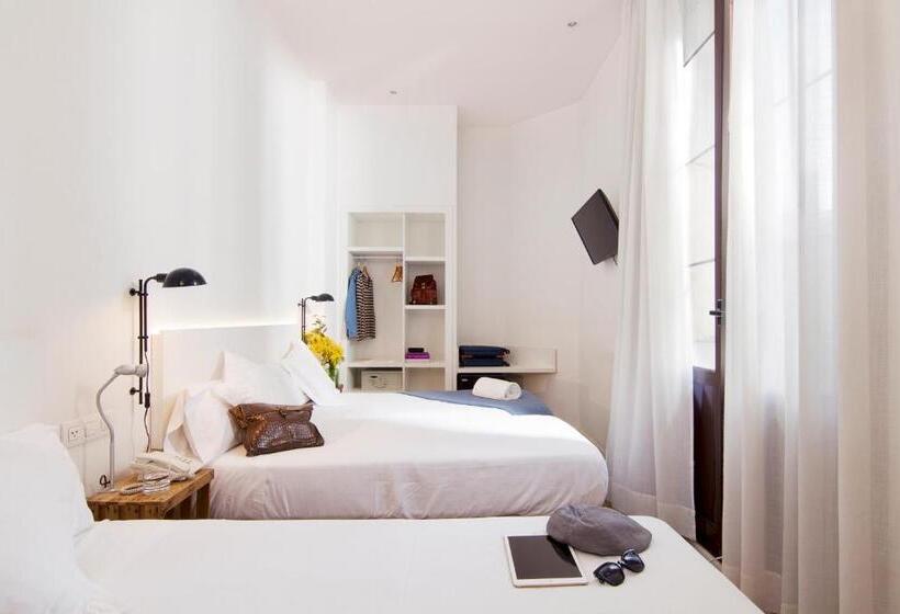 Трехместный Номер Стандарт с Балконом, Som Nit Born