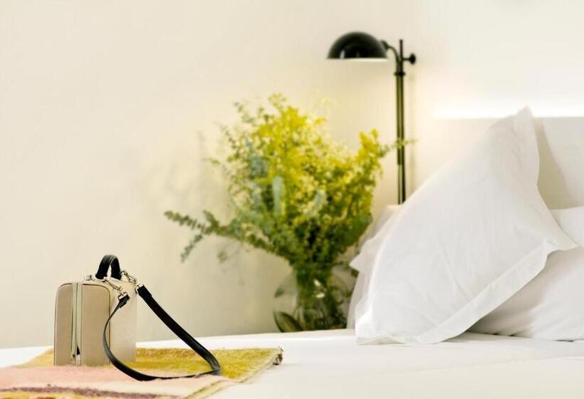 Семейный Номер, Som Nit Born