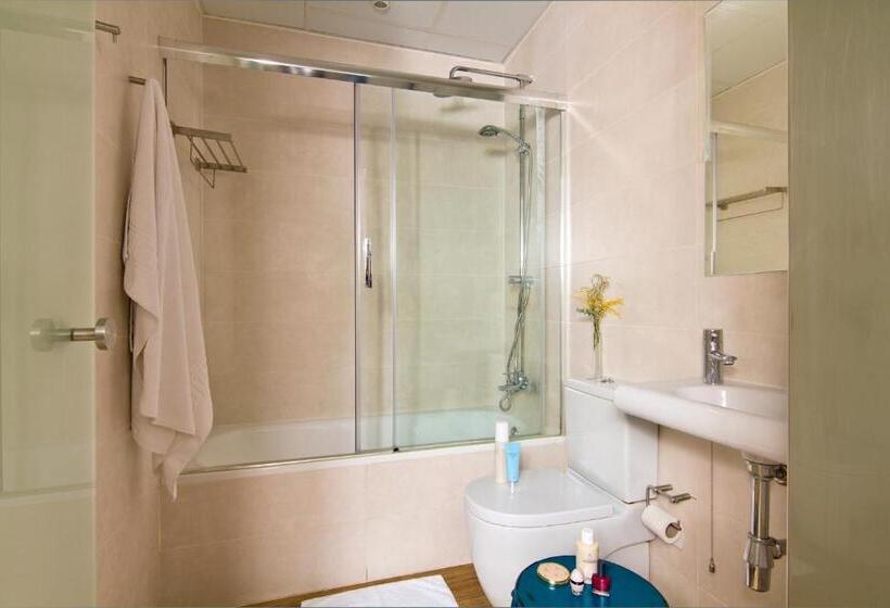 Семейный Номер, Som Nit Born