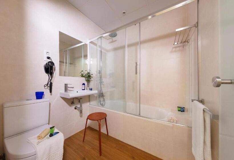 Семейный Номер, Som Nit Born