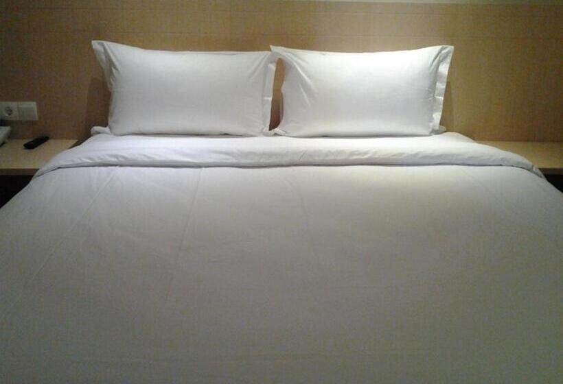 带大床的高级房间, Zodiak Asia Afrika By Kagum Hotels