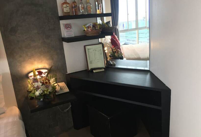 스탠다드 스튜디오 더블 침대, The Front Hotel And Apartments