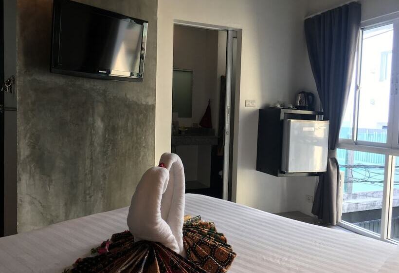 스탠다드 스튜디오 더블 침대, The Front Hotel And Apartments