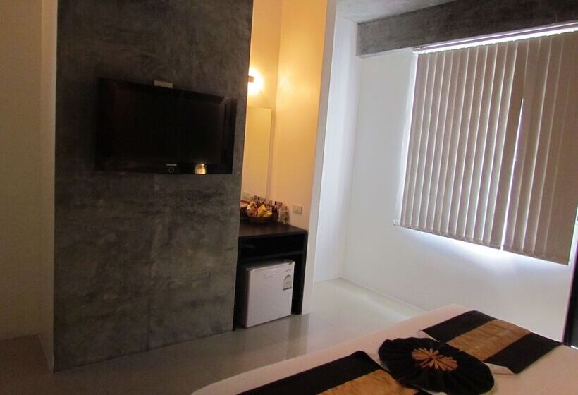 클럽 스튜디오, The Front Hotel And Apartments