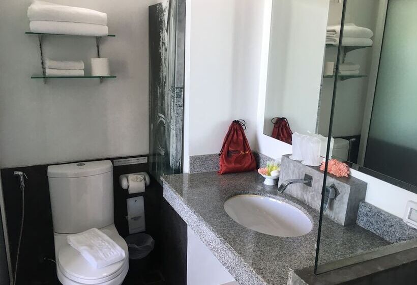 스탠다드 스튜디오 더블 침대, The Front Hotel And Apartments