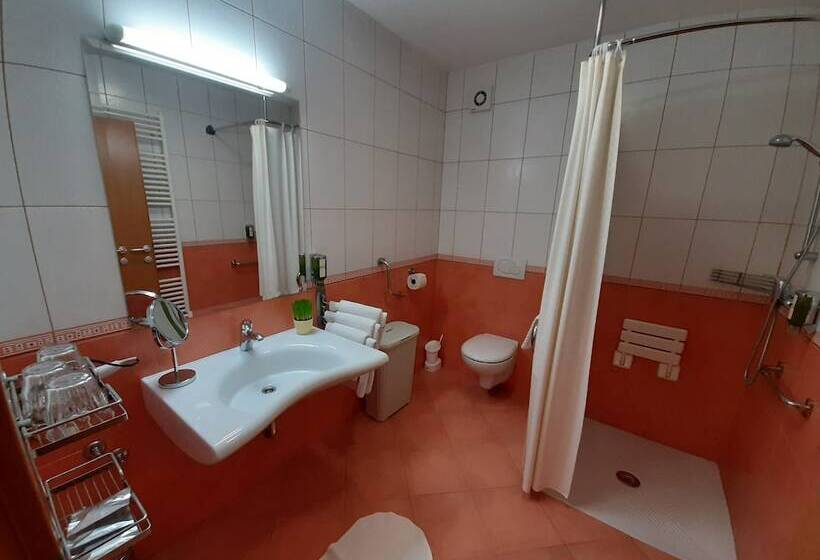 اتاق استاندارد سه نفره, Boutique Hotel Loka