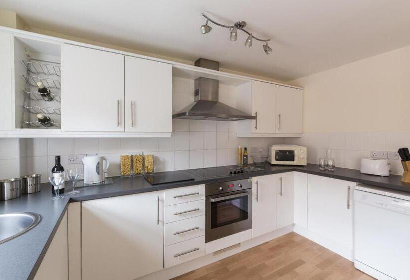 דירת שני חדרים, Dashwood Apartments