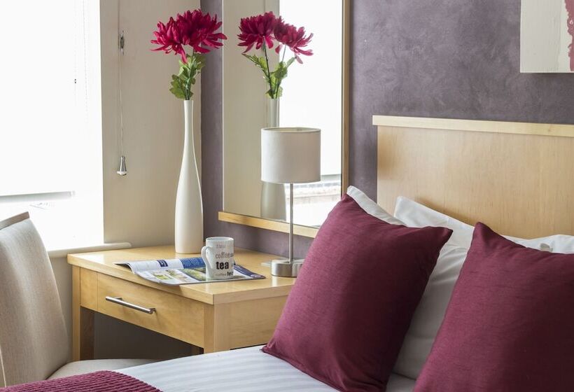 דירת שני חדרים, Dashwood Apartments