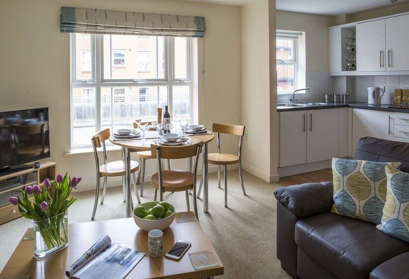 דירת שני חדרים, Dashwood Apartments