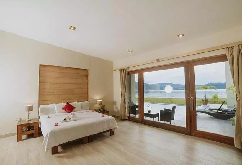 Suite with lake view, El Sauce Resort Hotel Asociado Casa Andina