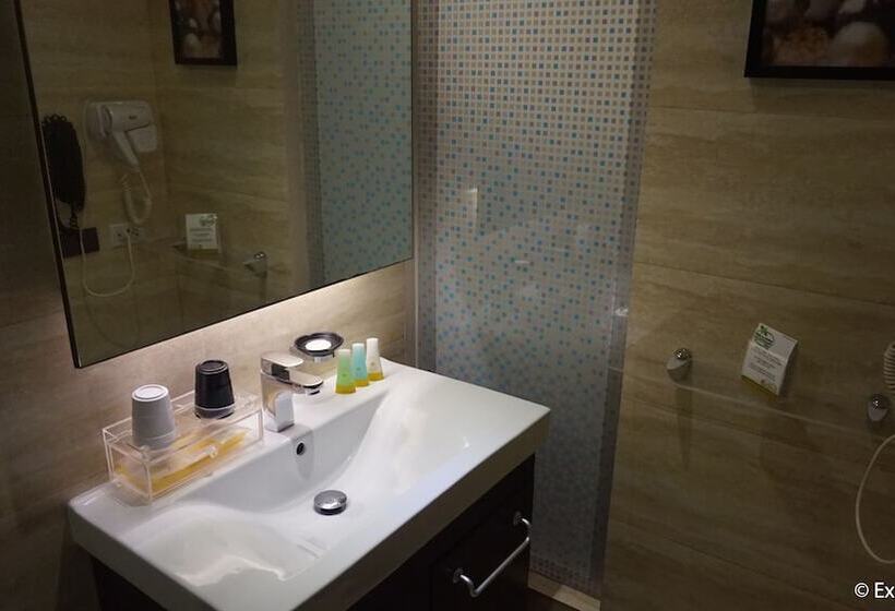 سوییت جونیور, Ace Hotel And Suites