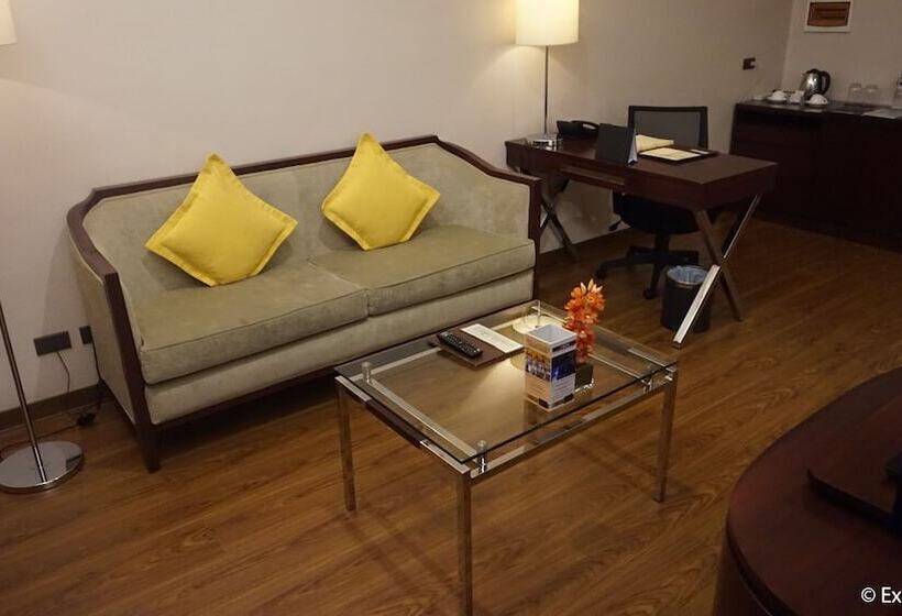 سوییت جونیور, Ace Hotel And Suites