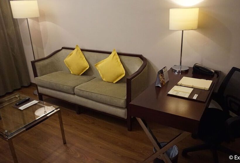 سوییت جونیور, Ace Hotel And Suites