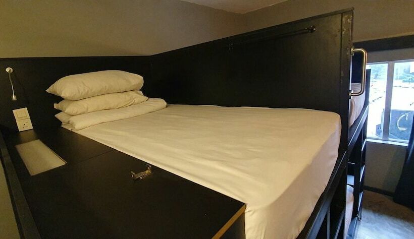 تختخواب در اتاق مشترک, Illuminate Boutique Hostel