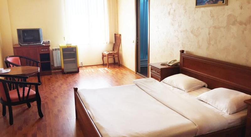 디럭스 룸, Primer