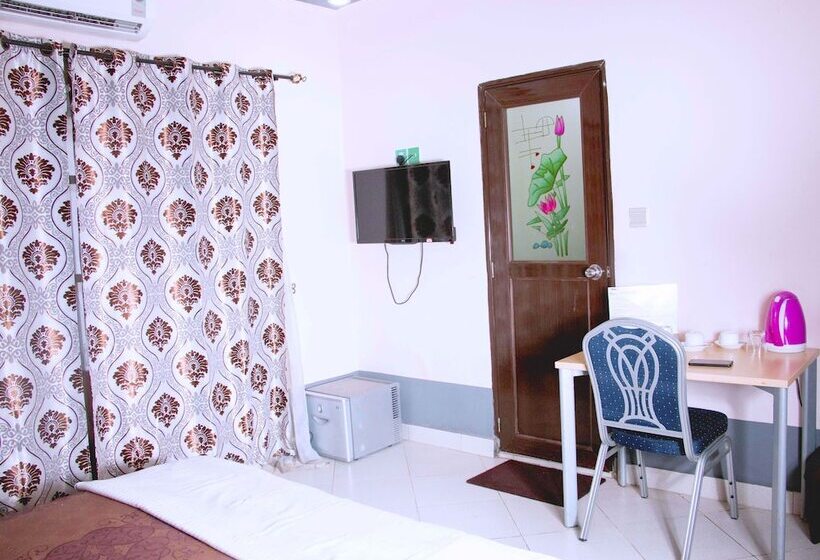 اتاق سوپریور, Nora