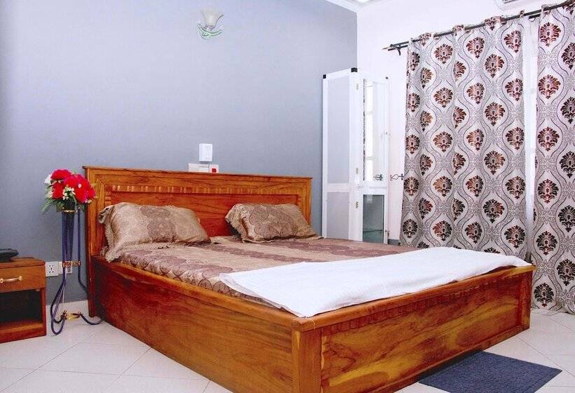 اتاق سوپریور, Nora